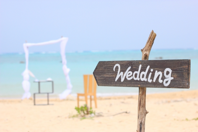 ウェディングリゾート!沖縄の結婚式場ポータルサイトメインビジュアル